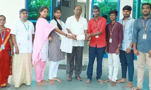 கல்லூரி மாணவர்களுக்கு பரிசு