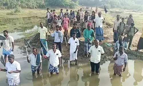 ஸ்ரீமுஷ்ணம் அருகே வெள்ளாற்றின் குறுக்கே மேம்பாலம் அமைக்க கிராம மக்கள் கோரிக்கை: கருப்பு கொடியேந்தி போராட்டம்