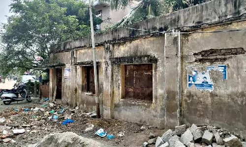 பழுதடைந்த நூலக கட்டிடத்தை புனரமைக்க கோர்ட்டு உத்தரவு
