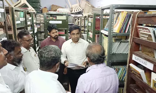 செய்துங்கநல்லூர்  அரசு நூலகத்தில் கலெக்டர் ஆய்வு
