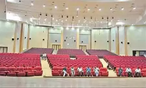 காட்பாடி அரசு ஆண்கள் பள்ளியில் புதிதாக கலை அரங்கம்