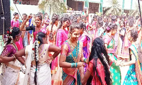 பொங்கல் விழாவில் மாணவிகள் குத்தாட்டம்