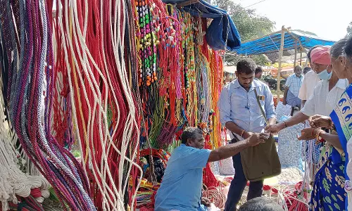 மாடுகளுக்கு கயிறு-அழகுப்பொருட்கள் விற்பனை மும்முரம்