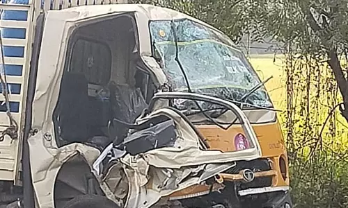 2 வேன்கள் நேருக்கு நேர் மோதி டிரைவர் பலி