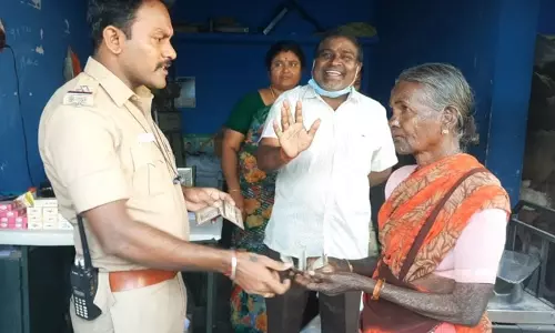மூதாட்டிக்கு தனது சொந்த பணத்தில் ரூ.1000 வழங்கிய சப்-இன்ஸ்பெக்டர்
