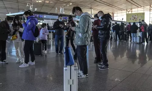 கொரோனா கட்டுப்பாடு தளர்வு- சீனாவில் இருந்து தினமும் 2.5 லட்சம் பயணிகள் வெளியேறுகின்றனர்
