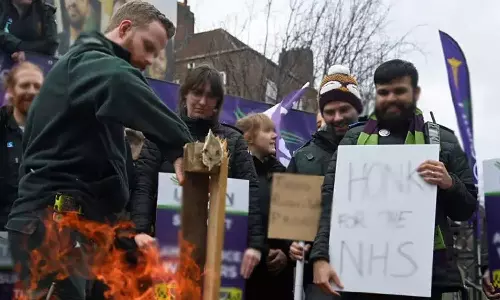 போக்குவரத்து ஊழியர்கள் தொடர் வேலைநிறுத்தத்தால் ரெயில் சேவைகள் பாதிப்பு - இங்கிலாந்து மக்கள் அவதி