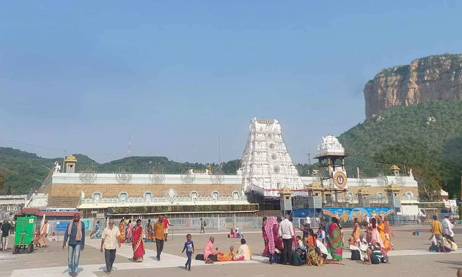 திருப்பதி கோவிலில் கடந்த ஆண்டு உண்டியல் வருமானம் ரூ.1,450 கோடி: தேவஸ்தான அதிகாரி தகவல் திருப்பதி கோவிலில் கடந்த ஆண்டு உண்டியல் வருமானம் ரூ.1,450 கோடி: தேவஸ்தான அதிகாரி தகவல்