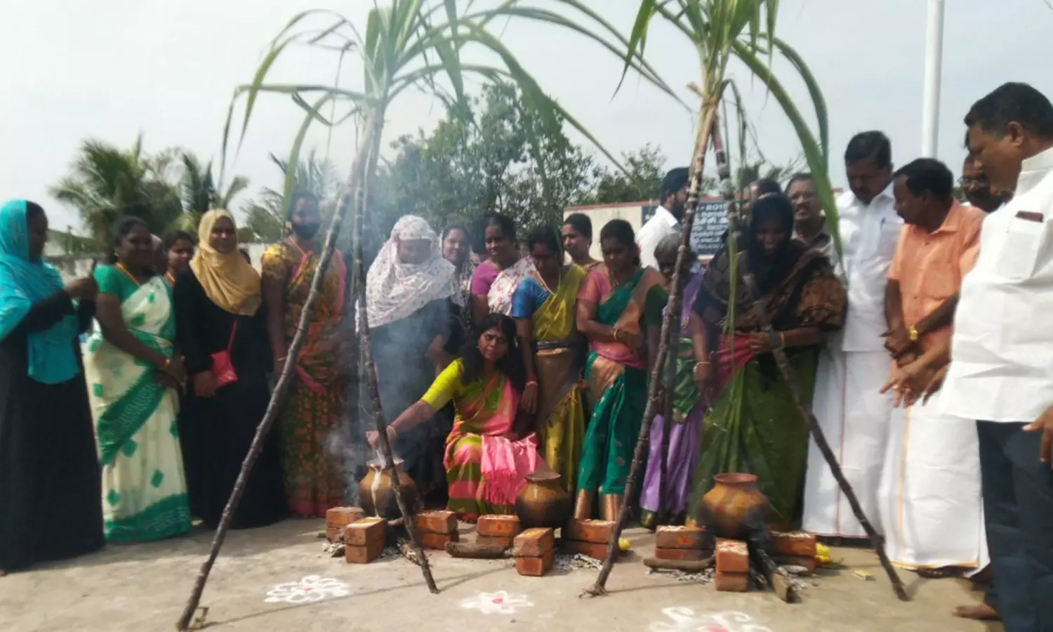 புதுப்பட்டினம் ஊராட்சியில் சமத்துவ பொங்கல் கொண்டாட்டம்- முன்னாள் எம்.எல்.ஏ தனபால் கலந்து கொண்டார் புதுப்பட்டினம் ஊராட்சியில் சமத்துவ பொங்கல் கொண்டாட்டம்- முன்னாள் எம்.எல்.ஏ தனபால் கலந்து கொண்டார்