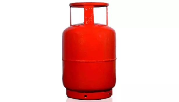 ஆந்திராவில் கியாஸ் சிலிண்டருக்கு ரூ.30 கூடுதலாக தராததால் திருப்பி எடுத்து சென்ற ஊழியர்