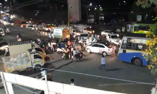 திருப்பூர் பல்லடம் சாலையில் போக்குவரத்து நெரிசலால் வாகன ஓட்டிகள் அவதி