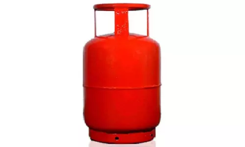 ஆந்திராவில் கியாஸ் சிலிண்டருக்கு ரூ.30 கூடுதலாக தராததால் திருப்பி எடுத்து சென்ற ஊழியர்