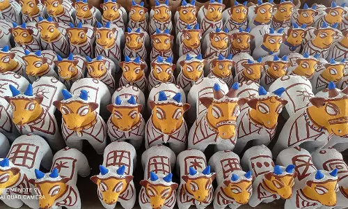 பொங்கல் பண்டிகையையொட்டி   மாடு உருவ பொம்மைகள் விற்பனை