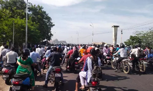 காவேரி பாலத்தில் போக்குவரத்து நெரிசலை தவிர்க்க திருச்சி-சென்னை தேசிய நெடுஞ்சாலையில் போக்குவரத்து மாற்றம்