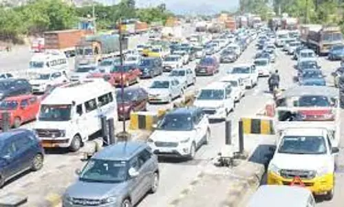 பொங்கல் கொண்டாட்டத்துக்கு செல்வதால் ஆத்தூர் சுங்கச்சாவடியில் நீண்ட தூரம் காத்து நின்ற வாகனங்கள்- போக்குவரத்து பாதிப்பு