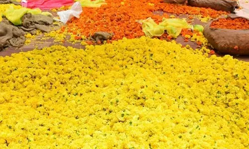 பரமத்திவேலூரில் பூக்களின் விலை கிடுகிடு உயர்வு