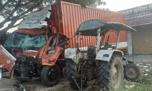 மயிலம் அருகே விபத்து  டிராக்டர் மீது லாரி மோதல்-ஒருவர் பலி