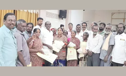 அயனாவரம் மலர் டிரஸ்ட் சார்பில் தூய்மை பணியாளர்கள் 300 பேருக்கு நலத்திட்ட உதவி