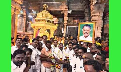 அ.தி.மு.க.  நிர்வாகிகள் தங்கத் தேர் இழுத்து வழிபாடு