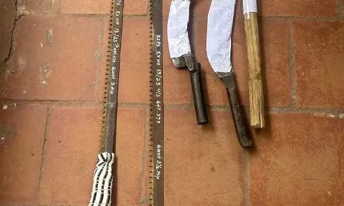 பொங்கல் கறி விருந்து செலவுக்காக சந்தனமரம் வெட்டி கடத்தல்