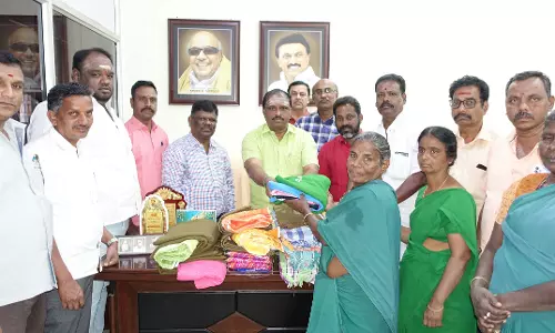 குடியாத்தம் நகராட்சியில் தூய்மை பணியாளர்களுக்கு சீருடைகள்