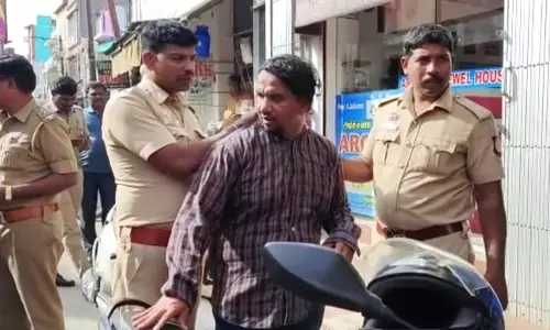 நகைக்கடையில் நகையை திருடிக் கொண்டு ஓடிய வடமாநில கும்பல்