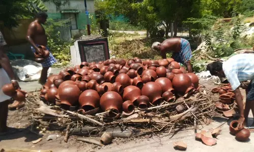 களிமண் தட்டுப்பாடு காரணமாக பொங்கல் மண்பானை விலை ஏற்றம்- விற்பனை மந்தம்