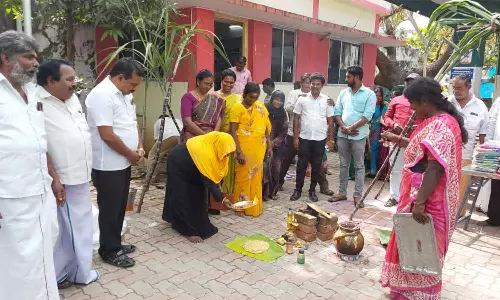 திருக்கழுக்குன்றம் பேரூராட்சியில் பொங்கல் விழா: இஸ்லாமிய பெண் கவுன்சிலர் தீபாராதனை காட்டி வழிபட்டார்