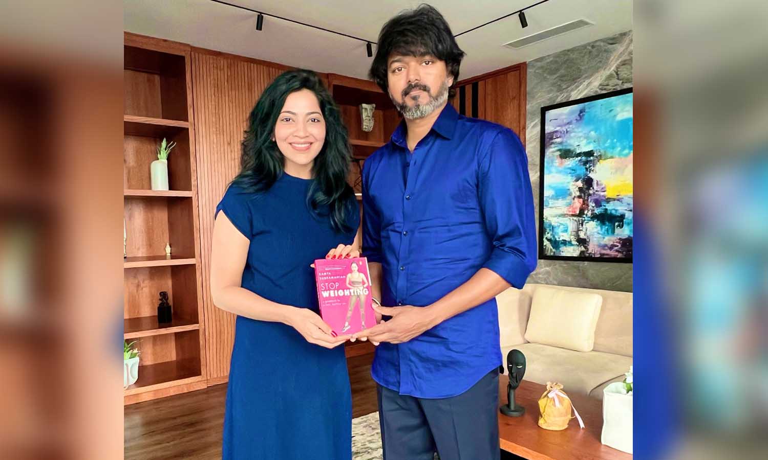 நடிகர் விஜய்க்கு பரிசு.. வி.ஜே.ரம்யா வழங்கிய புத்தகம்..