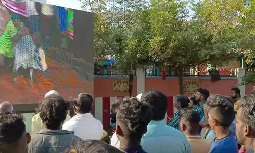 எல்.இ.டி திரையில் ஜல்லிக்கட்டு போட்டியை கண்டு களிக்கும் பொதுமக்கள்..!