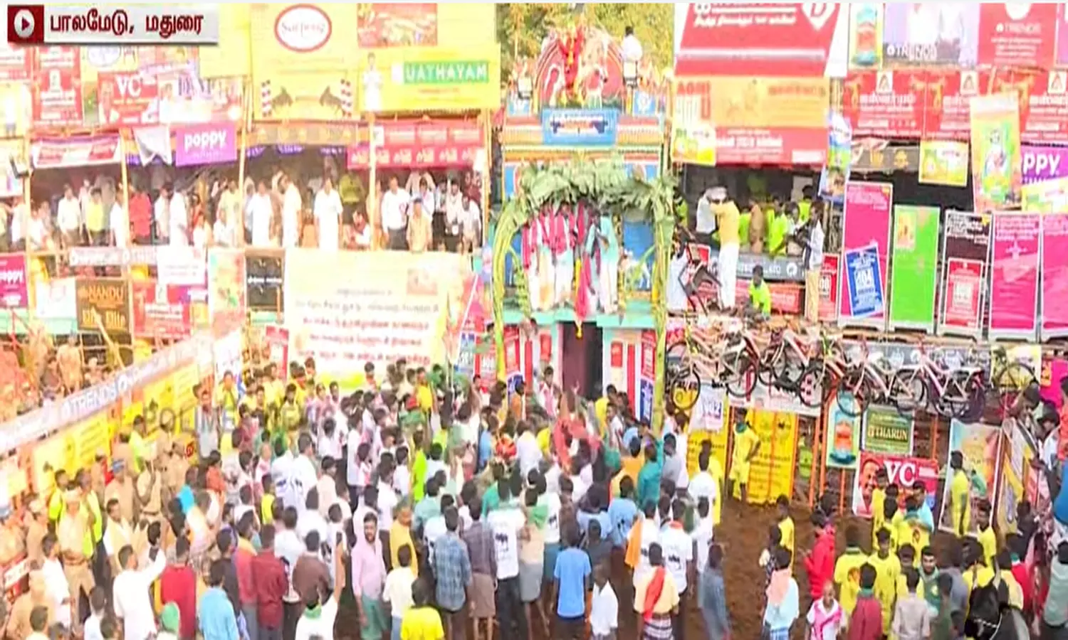 புகழ்பெற்ற பாலமேடு ஜல்லிக்கட்டு போட்டியை அமைச்சர் மூர்த்தி கொடியசைத்து தொடங்கி வைத்தார் புகழ்பெற்ற பாலமேடு ஜல்லிக்கட்டு போட்டியை அமைச்சர் மூர்த்தி கொடியசைத்து தொடங்கி வைத்தார்