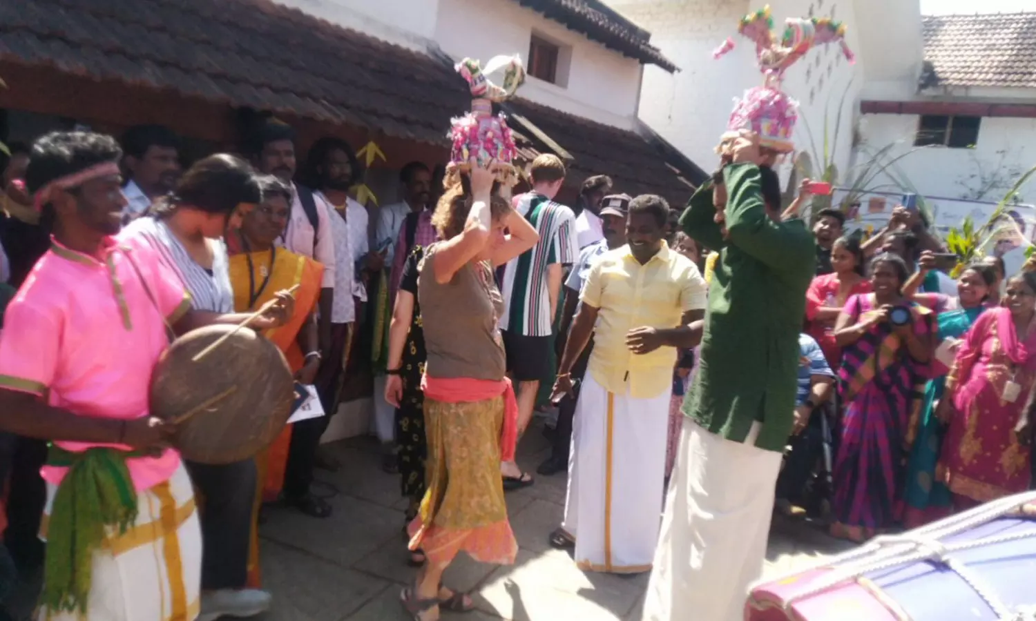 வெளிநாட்டு சுற்றுலா பயணிகளுடன் பொங்கல் விழா கொண்டாடிய கலெக்டர்