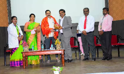 மயிலம் நர்சிங் கல்லூரியில் தீபம் ஏற்றி உறுதி மொழி