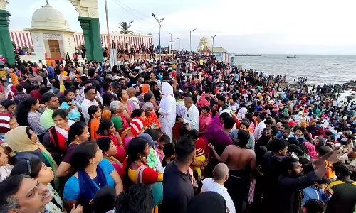 இன்று காணும் பொங்கல்- கன்னியாகுமரியில் அலைமோதிய சுற்றுலா பயணிகள்