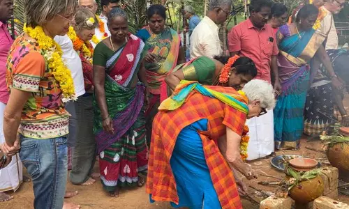 புதுவையில் மண்பானையில் பொங்கலிட்ட ஐரோப்பிய சுற்றுலா பயணிகள்