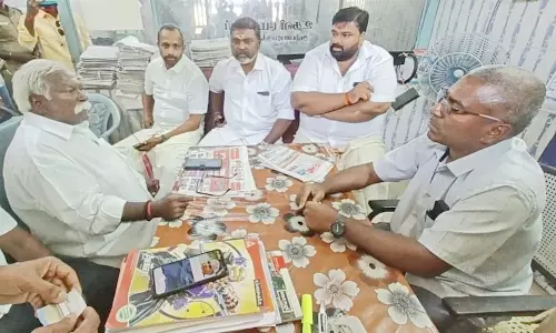 பஸ்சில் கட்டப்பட்ட வாழை-கரும்புகள் அகற்றம்