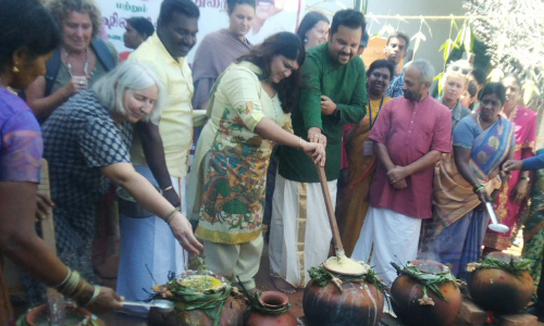 வெளிநாட்டு சுற்றுலா பயணிகளுடன் பொங்கல் விழா கொண்டாடிய கலெக்டர்