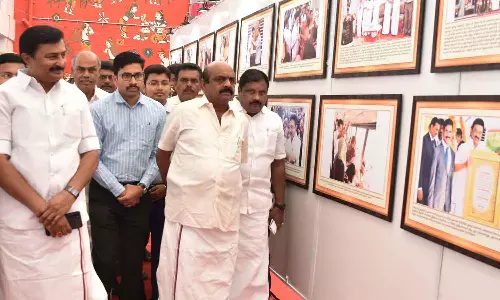 தமிழக அரசின் சாதனை விளக்க கண்காட்சியை  ஆர்வமுடன் பார்வையிடும் பொது மக்கள்