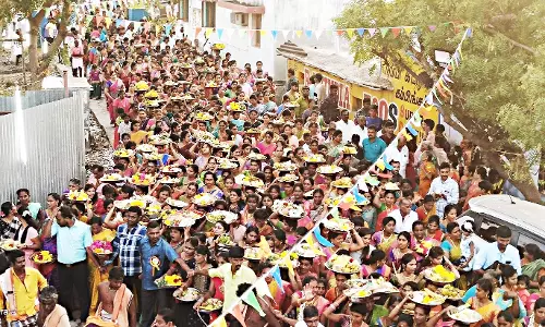 திரளான பெண்கள் மலர் தட்டு சுமந்து ஊர்வலம்