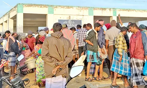 கோடியக்கரை கடற்கரையில் மீன் வாங்க குவிந்த மக்கள்