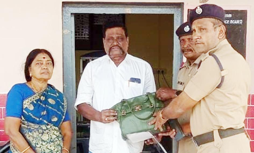 ரூ. 4.65 லட்சம் மதிப்புள்ள நகை- பணத்தை ரெயில்வே போலீசார் மீட்டனர்