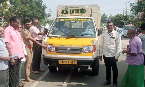 கோவில்பட்டியில்  சாலை பாதுகாப்பு விதிகள் அடங்கிய  துண்டு பிரசுரங்கள் விநியோகம்