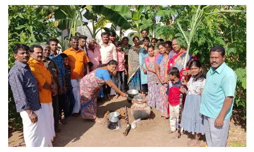 தை 1-ம் நாளை முன்னிட்டுவீடுகளில் பொதுமக்கள் பொங்கல் வைத்து வழிபாடு