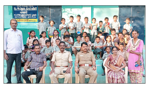 மத்தூர் அரசு மாணவர்களுக்குகாவல்துறை சார்பில் பரிசளிப்பு