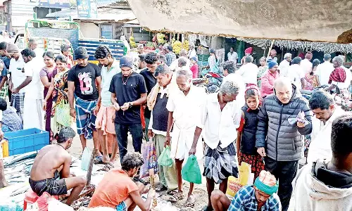 மதுக்கூரில் இறைச்சி, மீன் கடைகளில் குவிந்த பொதுமக்கள்