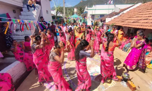 கும்மி பாட்டு, ஆட்டத்துடன் பொங்கல் கொண்டாடிய பழங்குடியின மக்கள்