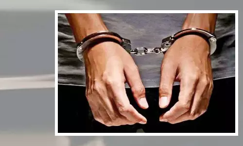 பேட்டையில் அரிவாளை காட்டி வழிப்பறியில் ஈடுபட்ட 3 பேர் கைது- ஒருமணி நேரத்தில் மடக்கி பிடித்த போலீசார்