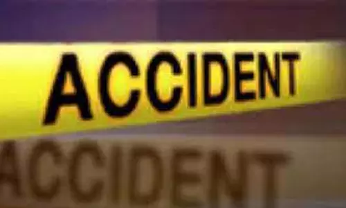 மொபட் மீது டிராக்டர் மோதி கணவன் பலி; மனைவி படுகாயம்