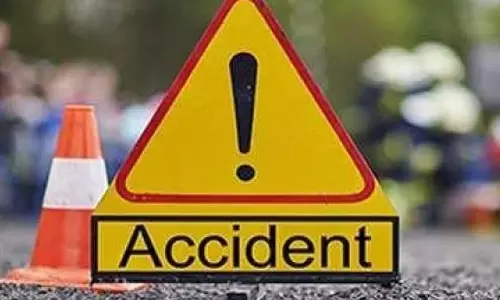 பைக்குகள் மீது கார் மோதி 2 பேர் சாவு