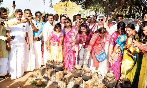 வெளிநாட்டு சுற்றுலா பயணிகளுடன் பொங்கல் கொண்டாடிய கலெக்டர்